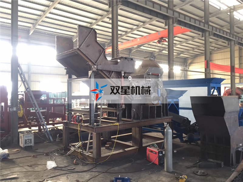 <a href='http://www.dzhytgb.cn/' target='_blank'><span>金屬粉碎機(jī)</span></a>生產(chǎn)車(chē)間實(shí)拍