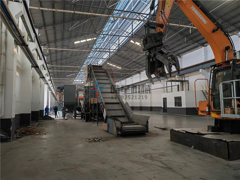 易拉罐破碎機<a href='http://www.dzhytgb.cn/' target='_blank'><span>金屬粉碎機</span></a>設(shè)備客戶現(xiàn)場實拍圖片