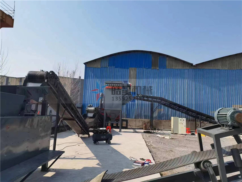 廢鋁破碎機(jī)作業(yè)現(xiàn)場(chǎng) 廢鋁破碎機(jī)作業(yè)現(xiàn)場(chǎng)